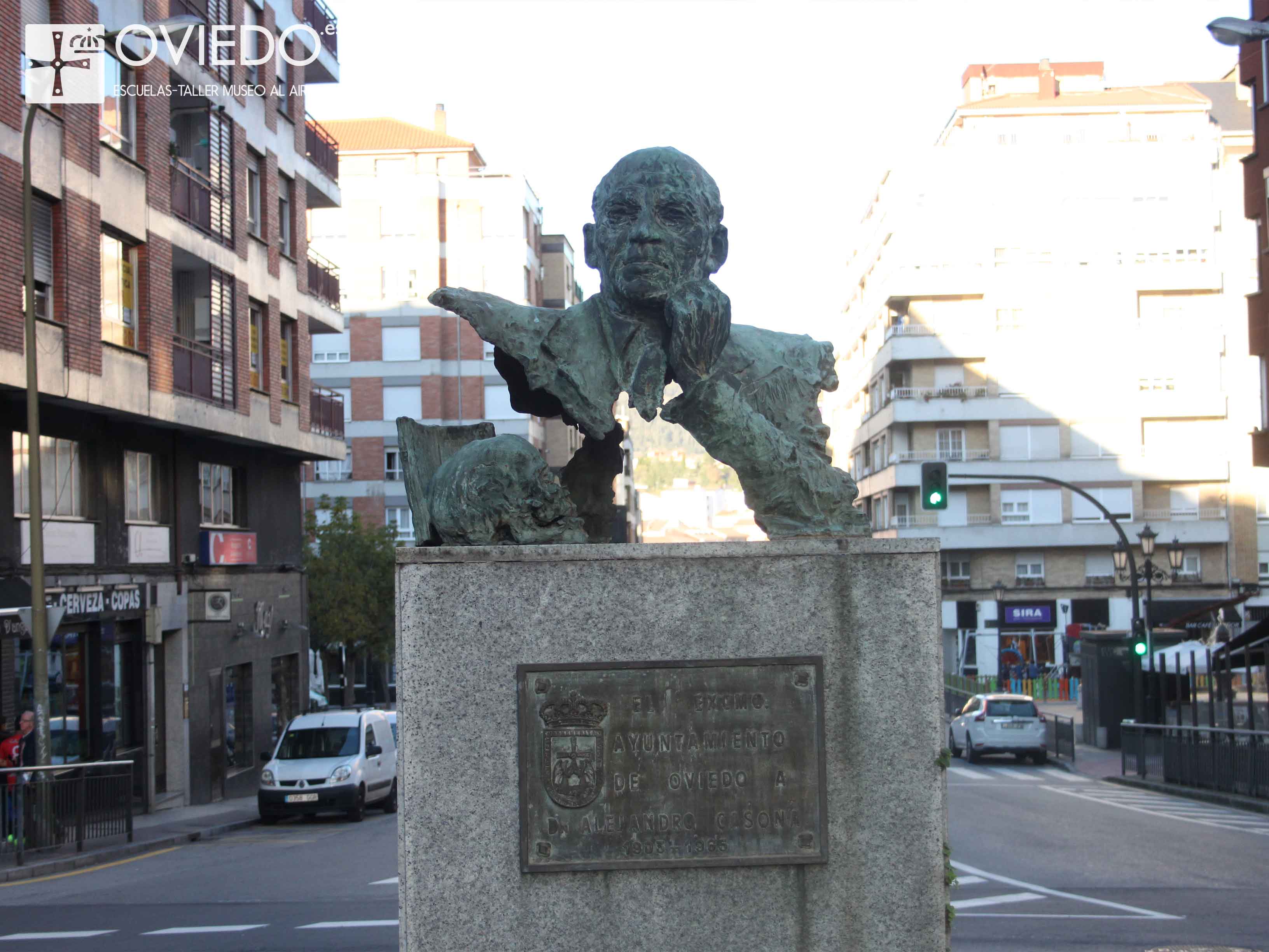 Escultura Alejandro Casona vista desde alante